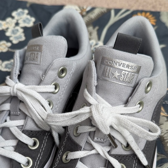 Converse women's Grey and Silver Sneakers size 7.5 - Picture 2 of 10